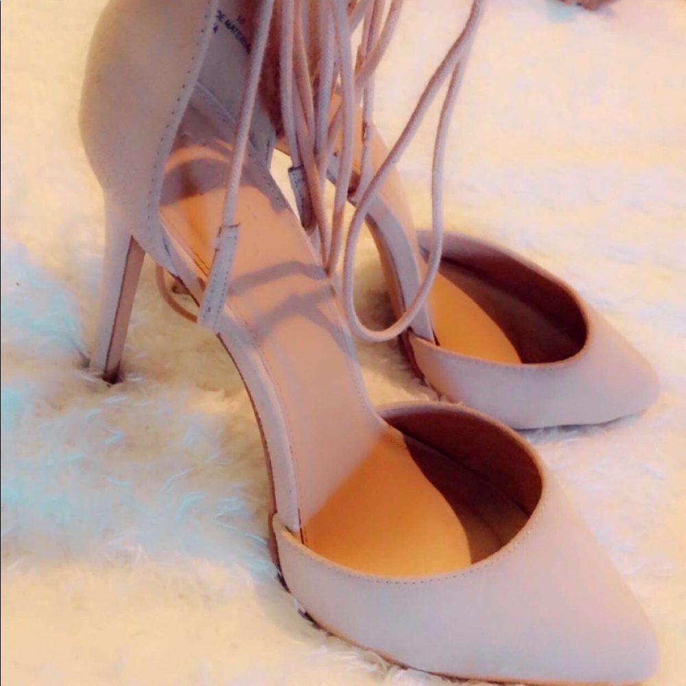 Nude pumps with straps
